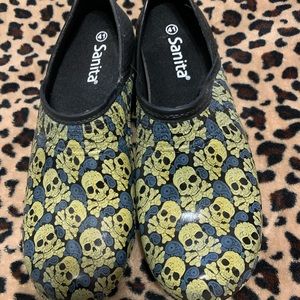 Skull print clogs